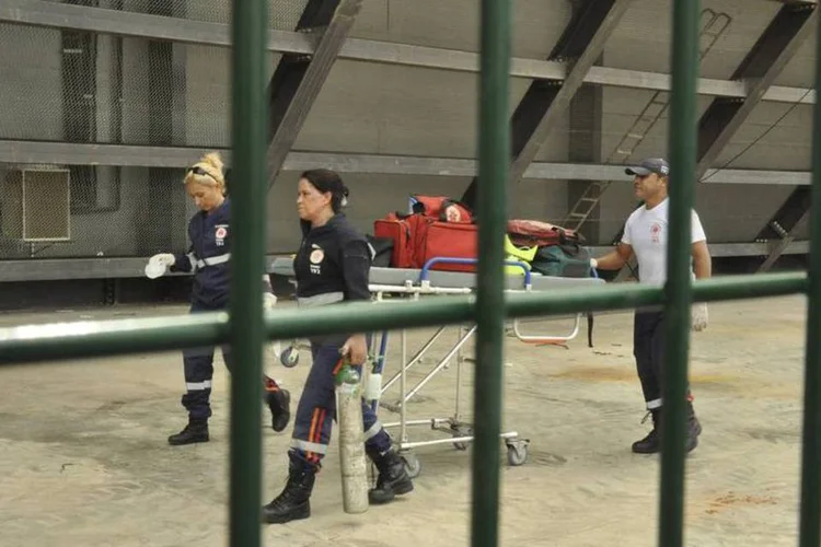 Paramédicos chegam à Arena Pantanal, após acidente que causou a morte de Muhammad'Ali Maciel Afonso, de 32 anos (Reuters)