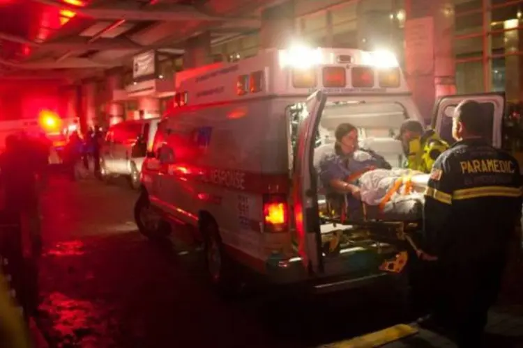 Paramédicos fizeram atendimento de vítimas da tempestade Sandy, em Nova York (Andrew Kelly/Reuters)