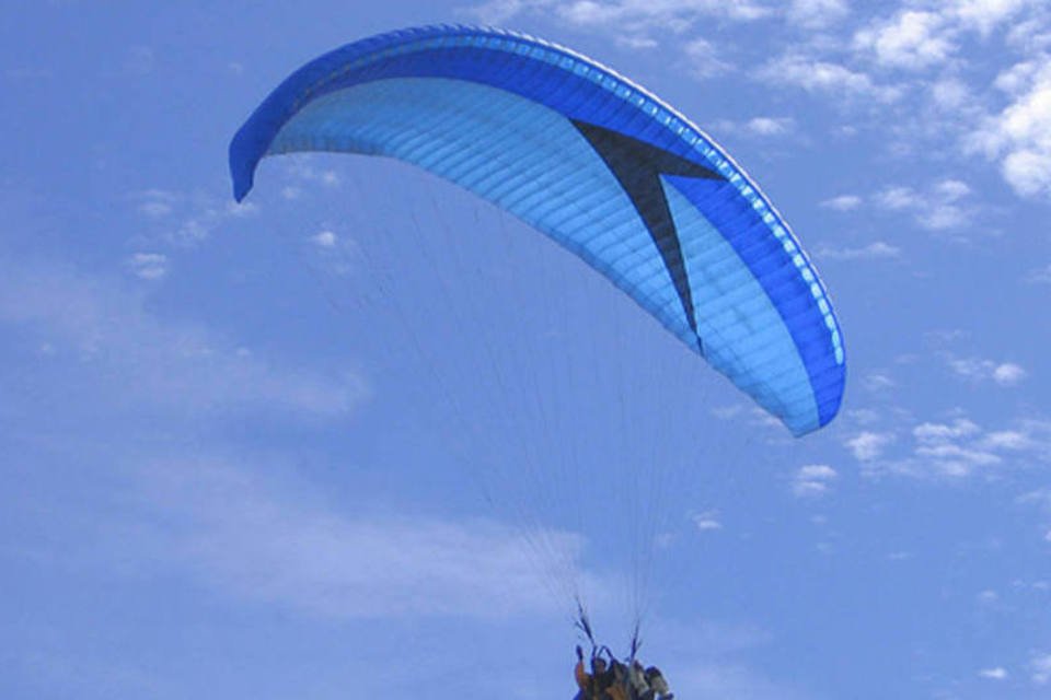 Idosa de 101 anos bate recorde ao voar de parapente