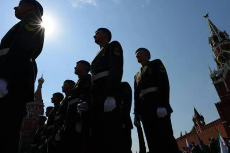 Paraquedistas russos participam de uma parada em Moscou em 2 de agosto de 2014 (Vasily Maximov/AFP)
