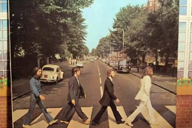 
	Parede com foto cl&aacute;ssica em que Beatles atravessam Abbey Road
 (badgreeb RECORDS/ Flickr)