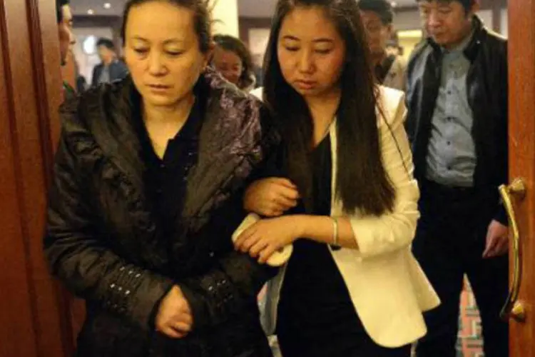 
	Parentes de passageiros do voo desaparecido MH370 da Malaysia Airlines:&nbsp;&quot;por favor, me diga onde est&aacute; meu filho, onde se encontra&quot;, gritou uma familiar
 (Goh Chai Hin/AFP)