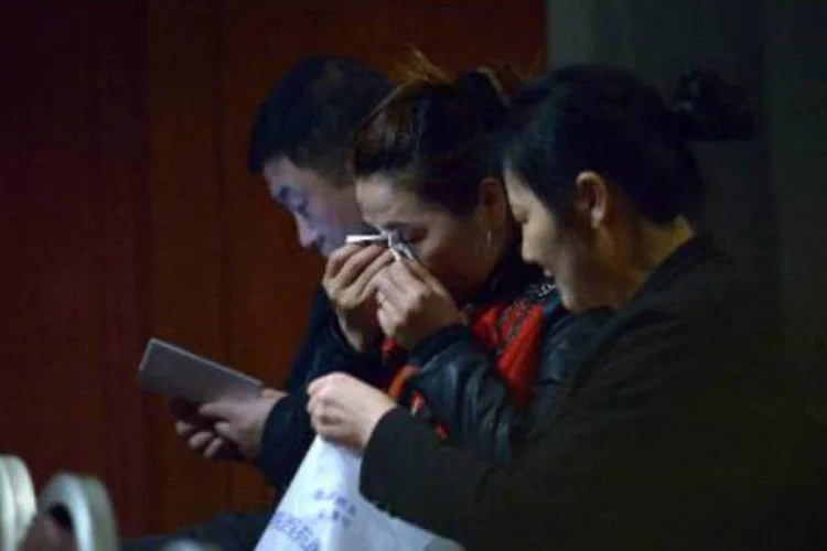 Parentes de passageiros do voo desaparecido aguardam informações: funcionários e militares enviados foram vaiados quando tomaram a palavra (Wang Zhao/AFP)
