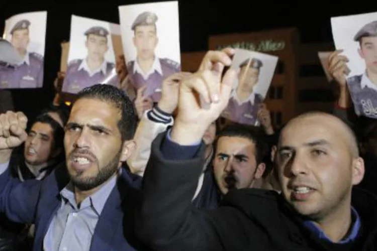 Parentes e amigos do piloto jordaniano manifestam-se em Amã por sua libertação (Khalil Mazraawi/AFP)