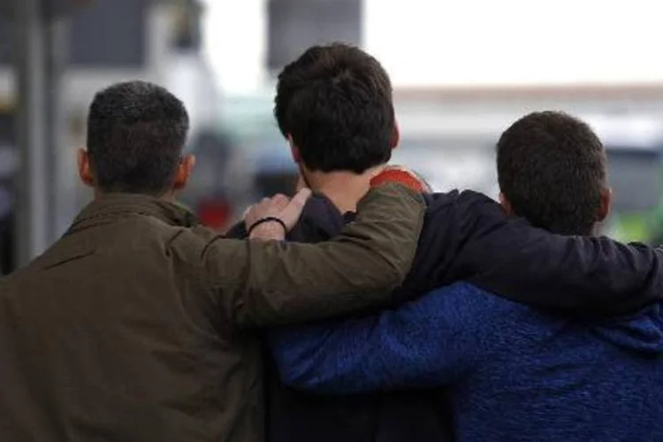 Três casais e quatro homens sozinhos, visivelmente abalados, tentavam obter informações sobre o acidente em que, segundo as autoridades francesas, não houve sobreviventes (Quique Garcia/AFP)