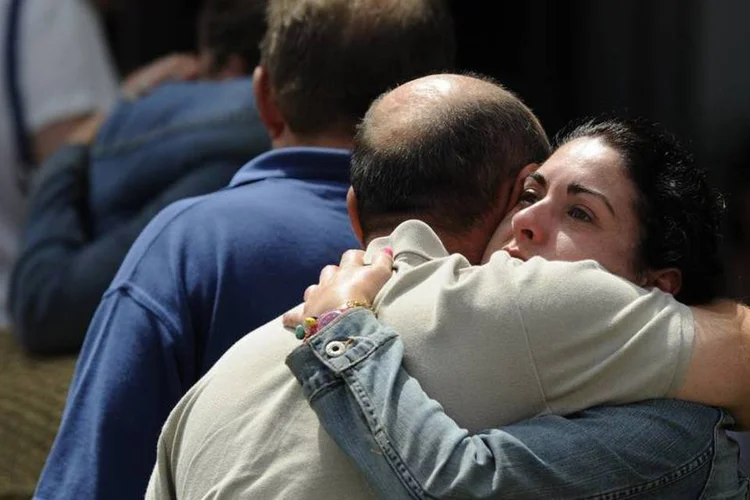 
	Parentes das v&iacute;timas do acidente de trem em Santiago de Compostela, na Espanha:&nbsp;a maior parte dos mortos s&atilde;o espanh&oacute;is, mas tamb&eacute;m h&aacute; v&iacute;timas do Brasil, Col&ocirc;mbia, M&eacute;xico, Rep&uacute;blica Dominicana, It&aacute;lia, Fran&ccedil;a, Arg&eacute;lia e EUA.
 (REUTERS/Eloy Alonso)