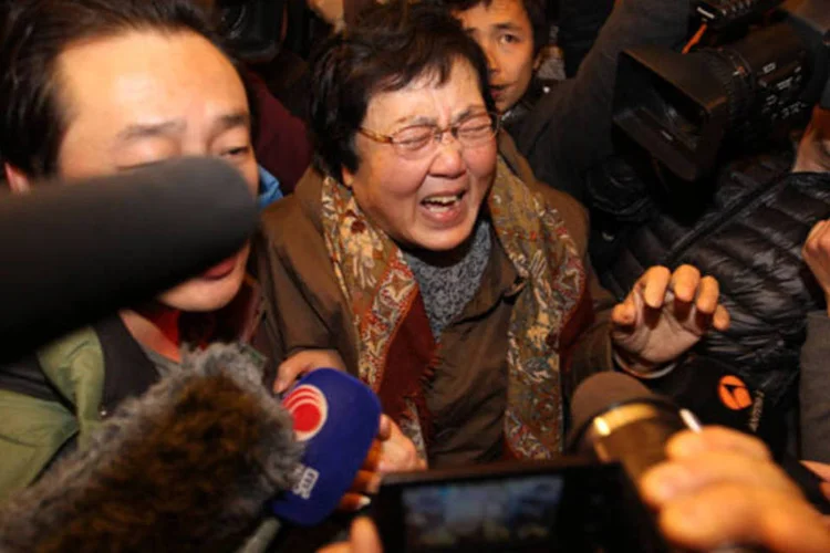 Parentes e amigos dos passageiros do voo MH370 (ChinaFotoPress/Getty Images)