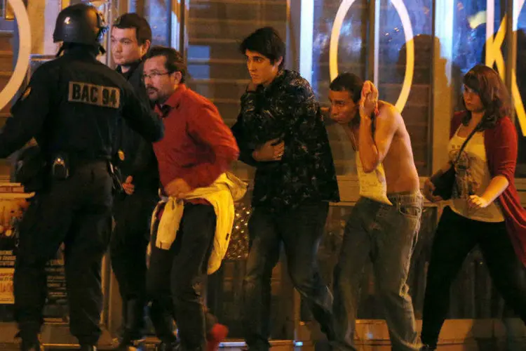 
	Equipes trabalham para retirar pessoas perto de casa de shows em Paris, ap&oacute;s ataques
 (Christian Hartmann/Reuters)