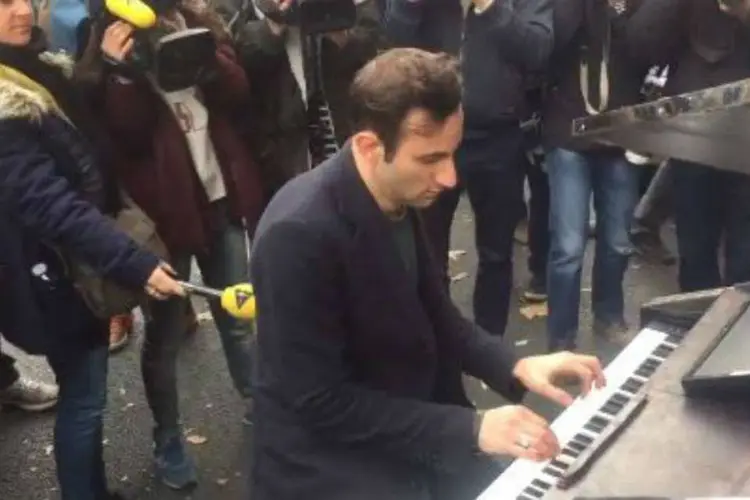 Homem toca piano em Paris: música em local de atentado (Reprodução)