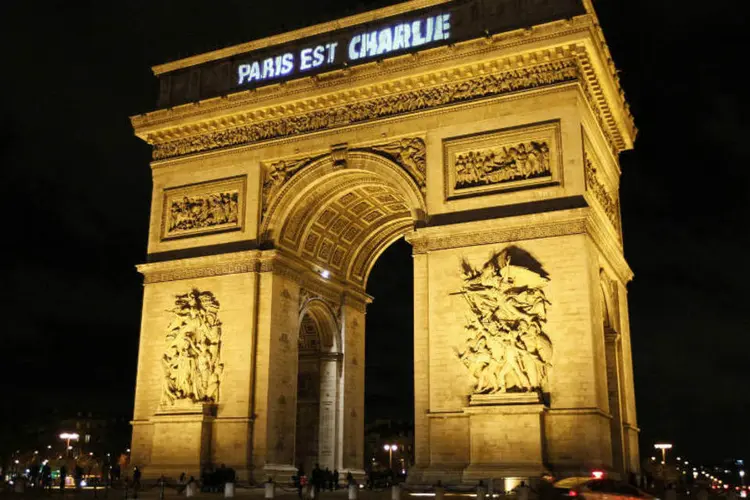 
	A mensagem &quot;Paris &eacute; Charlie&quot; &eacute; projetada no Arco do Triunfo, em Paris, na Fran&ccedil;a
 (Youssef Boudlal/Reuters)