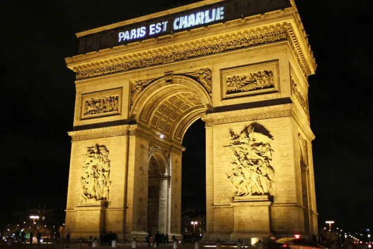 
	A mensagem &quot;Paris &eacute; Charlie&quot; &eacute; projetada no Arco do Triunfo: Cidade, protegida por 6 mil militares, permanece em alerta contra ataques
 (Youssef Boudlal/Reuters)