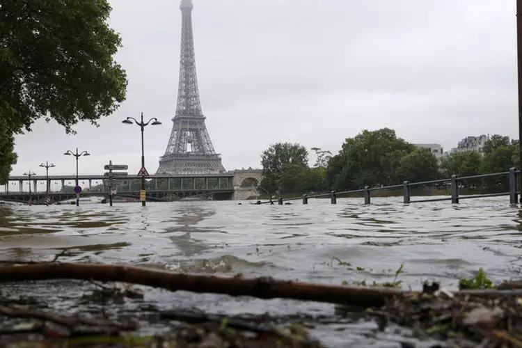 
	Enchente: este n&iacute;vel elevado deve &quot;manter-se relativamente est&aacute;vel durante todo o fim de semana antes do in&iacute;cio de descer&quot;
 (Philippe Wojazer / Reuters)