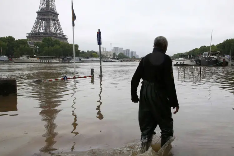 
	Enchente em Paris: a pol&iacute;cia parisiense elevou o alerta de enchentes para o n&iacute;vel &quot;laranja&quot;, o segundo mais alto
 (Pascal Rossignol / Reuters)