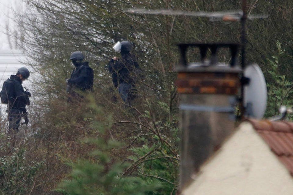Forças policiais tentam negociar com suspeitos em Paris
