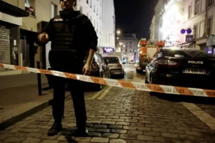 
	Policial franc&ecirc;s bloqueia rua em Paris: for&ccedil;as da ordem estabeleceram um cord&atilde;o de seguran&ccedil;a em torno do ponto no qual foi localizado esse dispositivo na rua Chopin
 (KENZO TRIBOUILLARD/AFP)