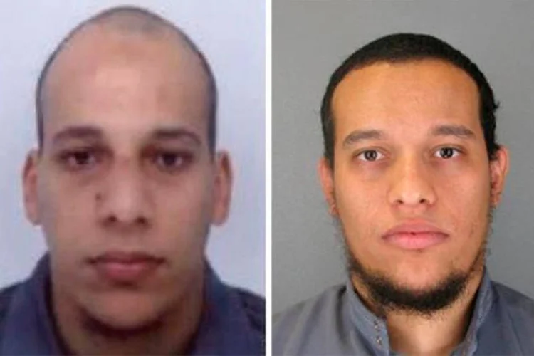 
	Cherif Kouachi (E) e seu irm&atilde;o Said Kouachi: as fotos dos dois irm&atilde;os foram divulgadas ontem &agrave; noite pela pol&iacute;cia
 (FRENCH POLICE/AFP)