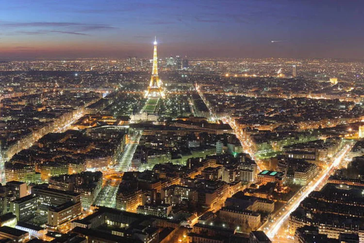 
	Paris: governo franc&ecirc;s quer eliminar gradualmente o uso de diesel no transporte privado
 (Benh LIEU SONG/Wikimedia Commons)