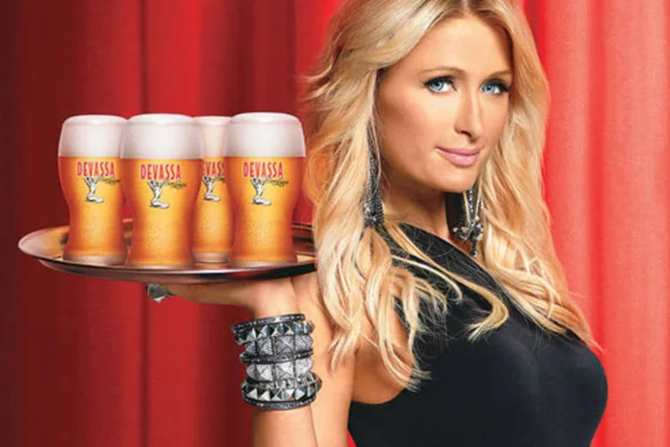 Paris Hilton na campanha da Devassa Bem Loura: o burburinho foi grande, mas a previsão é que a marca encerre o ano com 0,2% de participação (Divulgação)