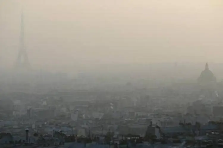 
	Paris encoberta pela polui&ccedil;&atilde;o, na Fran&ccedil;a
 (Patrick Kovarik/AFP)