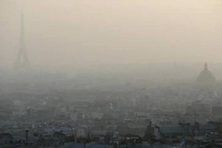 
	Paris encoberta pela polui&ccedil;&atilde;o, na Fran&ccedil;a
 (Patrick Kovarik/AFP)