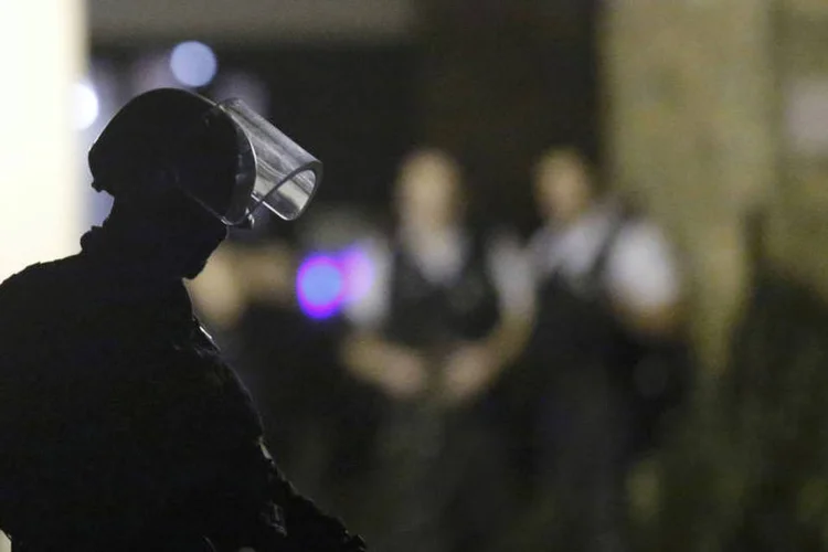 
	Pol&iacute;cia: no interior do ve&iacute;culo foram encontrados cinco buj&otilde;es de g&aacute;s e tr&ecirc;s garrafas de combust&iacute;vel, o que fez a pol&iacute;cia cogitar um projeto de atentado
 (Christian Hartmann / Reuters)