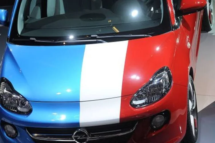 
	Um Opel Adam exibido com as cores da bandeira da Fran&ccedil;a: o bra&ccedil;o europeu da GM e o grupo PSA j&aacute; atuam em alian&ccedil;a desde o in&iacute;cio deste ano
 (Antoine Antoniol/Getty Images)