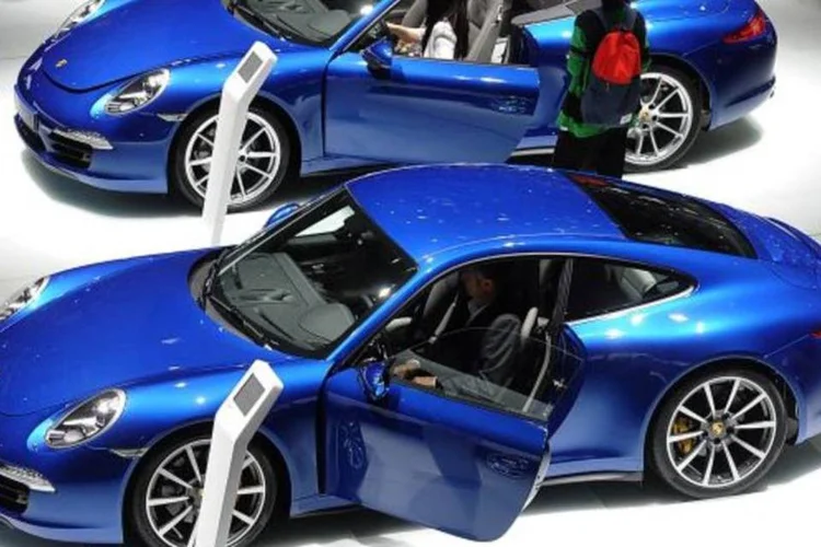 
	A fornecedora de retrovisores, para-choques e pain&eacute;is de carroceria para a Porsche&nbsp; e Volkswagen est&aacute; aumentando sua capacidade na China, Tail&acirc;ndia, M&eacute;xico e Brasil
 (Antoine Antoniol/Getty Images)