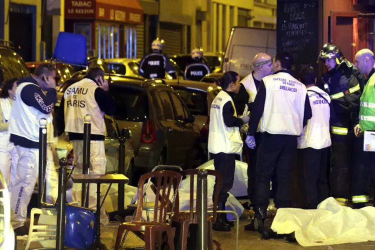 
	V&aacute;rios corpos cobertos em frente a um restaurante onde aconteceu um dos tiroteios em Paris
 (REUTERS/Philippe Wojazer)