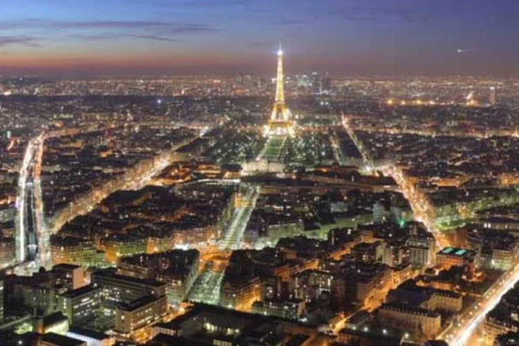 Ao redor do planeta, ícones como a Torre Eiffel, em Paris, a roda-gigante London Eye, e o relógio Big Ben, em Londres, a Acrópole, em Atenas, e o edifício Empire State, em Nova York, terão as luzes apagadas na noite de hoje (Wikimedia Commons)