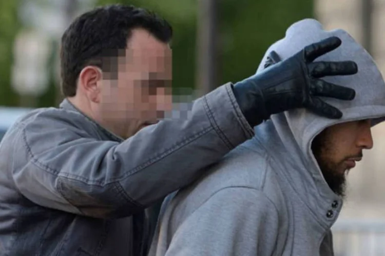 Suspeito detido pelo ataque de 26 de maio é levado para uma unidade da polícia em Paris (AFP / Eric Feferbe)
