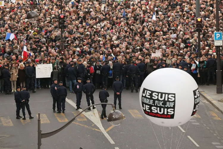 
	Multid&atilde;o se re&uacute;ne em Paris contra viol&ecirc;ncia
 (Getty Images)