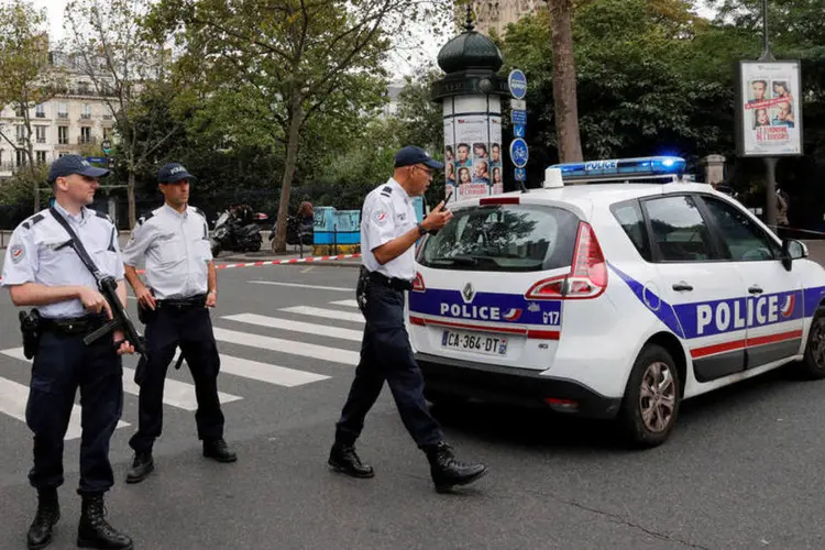 França: "Intervenção em curso por roubo à mão armada. Os motoristas devem evitar a área", informou a chefia da polícia em um tuíte (Philippe Wojazer/Reuters)