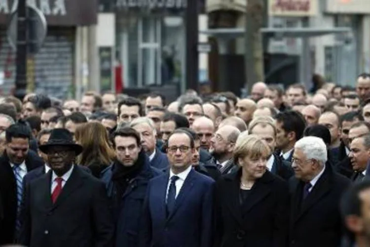 O presidente francês François Hollande e líderes mundiais marcham juntos durante manifestação realizada em Paris a favor da liberdade e democracia no dia 11 de janeiro de 2015 (Afp.com / PATRICK KOVARIK)