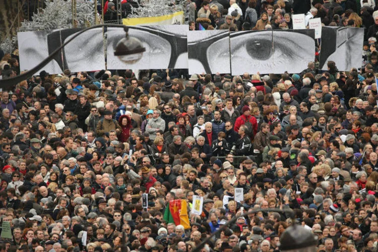 Multidão se reúne em Paris contra violência (Getty Images)