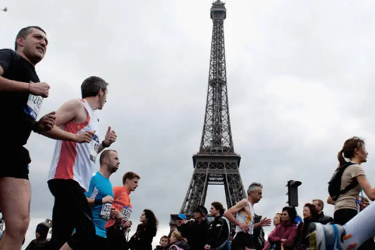 Corredores passam em frente à Torre Eiffel na Maratona de Paris (Getty Images/Trago)