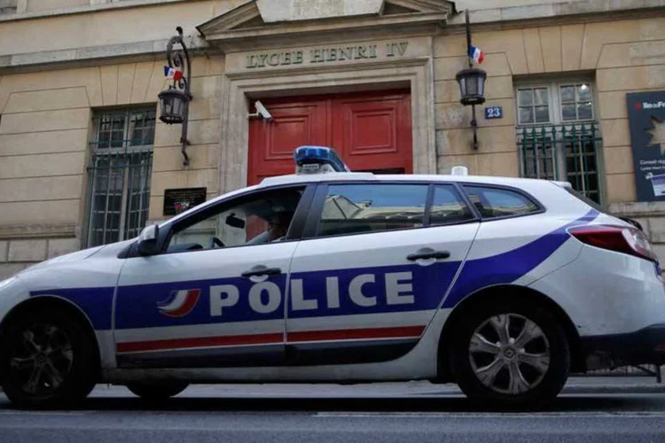 Viatura policial estacionada em frente à escola Lycee Henri, em Paris (REUTERS/Christian Hartmann)