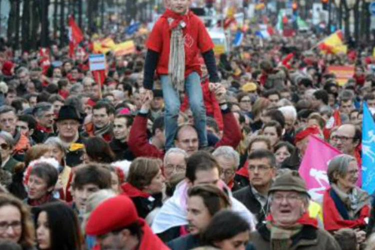 O protesto reuniu muitas pessoas do interior da França, incluindo famílias e padres (AFP)