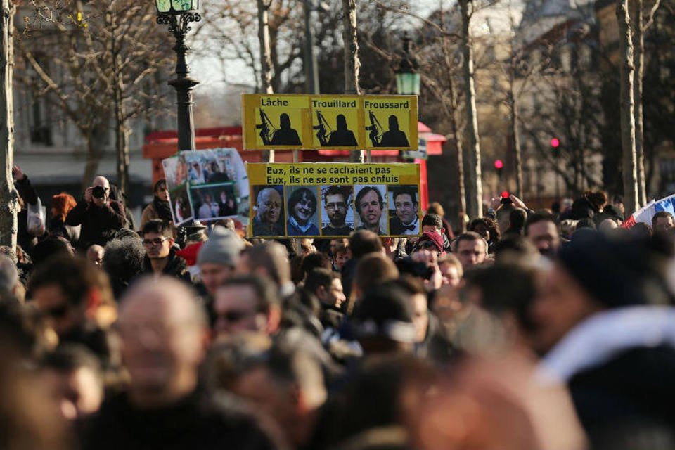 Multidão lota ruas do centro do Paris e canta Marselhesa