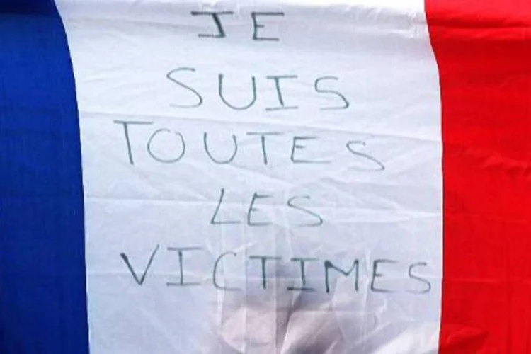 Um homem segura uma bandeira francesa com os dizeres "Eu sou todas as vítimas" durante a Marcha da República, realizada em Paris no dia 11 de janeiro de 2015 (Afp.com / Francois Nascimbeni)