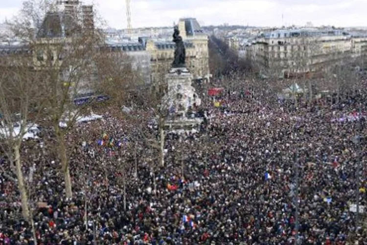 Pessoas se reúnem na Place de la Republique, em Paris, antes da manifestação pela liberdade e democracia no dia 11 de janeiro de 2015 (Afp.com / BERTRAND GUAY)