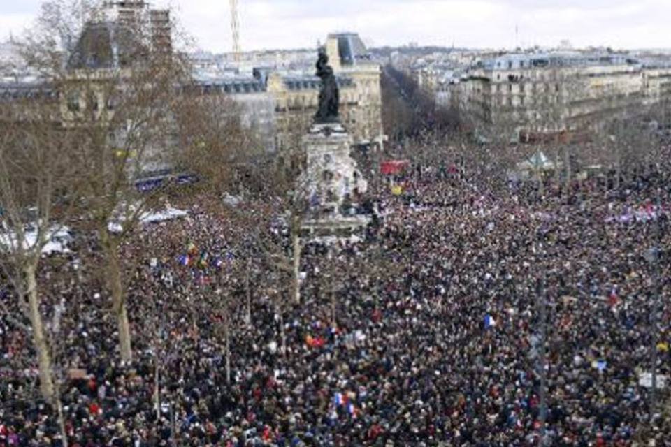 Maré humana toma Paris em prol da liberdade de expressão