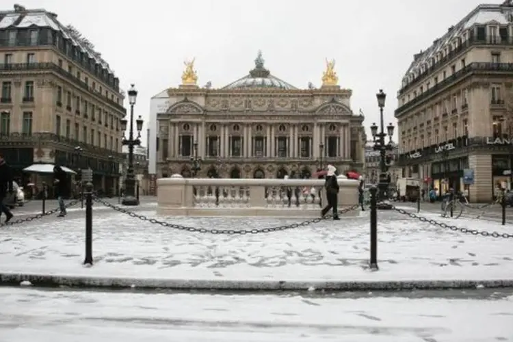 Neve em Paris: Em 2010, neve também atrapalhou o fluxo aéreo na Europa (Getty Images)