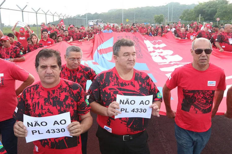 Manifestação de metalúrgicos em Cumbica contra a aprovação do projeto de lei 4330 (Roberto Parizotti/FotosPúblicas)
