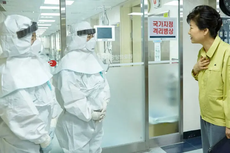 A presidente da Coreia do Sul, Park Geun-hye, conversa com agentes que tratam do vírus MERS (REUTERS/Yonhap)
