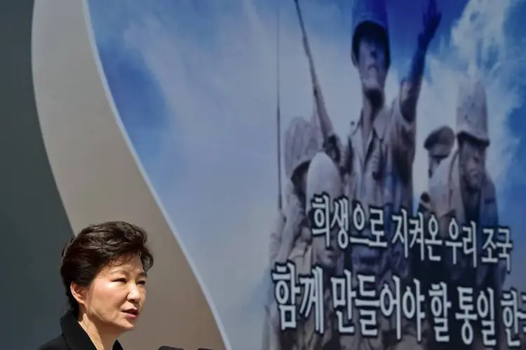 
	A presidente da Coreia do Sul, Park Geun-hye: governo do sul advertiu que n&atilde;o vai interromper a guerra de propaganda na fronteira at&eacute; que a Coreia do Norte pe&ccedil;a desculpas
 (REUTERS/Jung Yeon-je/Pool)