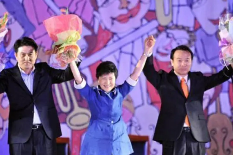 
	Park Geun-Hye (c): se ganhar, ela ser&aacute; a primeira mulher a presidir o pa&iacute;s
 (Jung Yeon-Je/AFP)