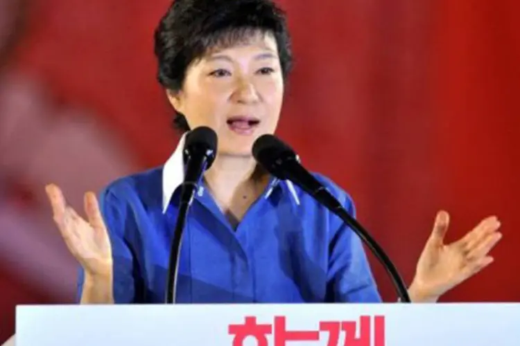 
	A candidata do partido conservador &agrave;s elei&ccedil;&otilde;es presidenciais na Coreia do Sul, Park Geun-Hye: ela &eacute; a primeira mulher que se candidata ao cargo
 (Jung Yeon-Je/AFP)