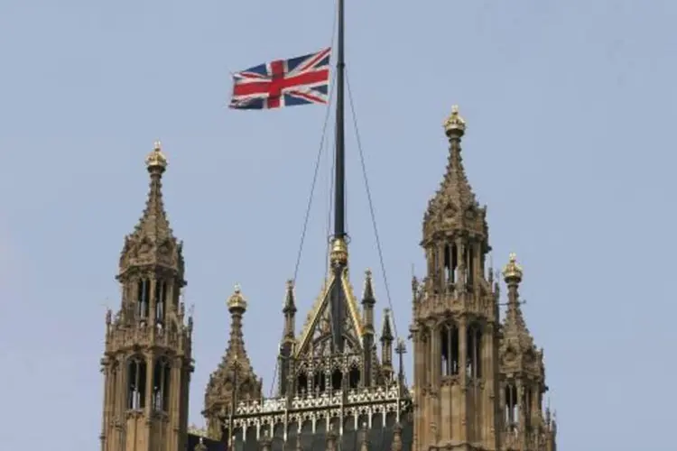 
	Bandeira a meio mastro no Parlamento ap&oacute;s a morte de Margaret Thatcher: o&nbsp;primeiro-ministro conservador, David Cameron, assistir&aacute; &agrave; cerim&ocirc;nia de despedida ao lado de in&uacute;meras personalidades pol&iacute;ticas.
 (Reuters)