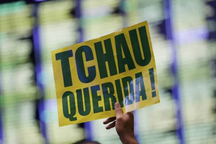 
	Parlamentar com cartaz em vota&ccedil;&atilde;o de impeachment de Dilma
 (Ueslei Marcelino/Reuters)
