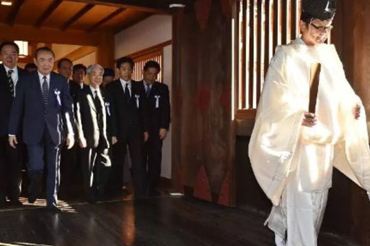 Parlamentares japoneses visitam o santuário: local homenageia a memória de 2,5 milhões de soldados japoneses mortos (Kazuhiro Nogi/AFP)